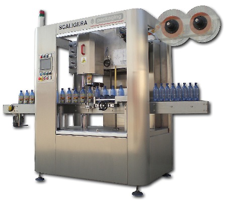 03 / ULISSE 6000 — Автоматическая машина для нанесения индивидуальной и групповой термоусадочной рукавной этикетки (слива). Производительность до 6000 шт/час.